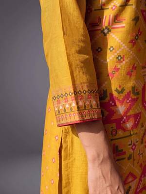 women printed regular kurta with trousers & with dupatta 2