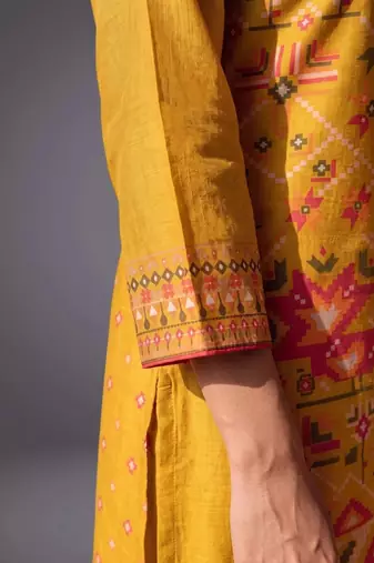 women printed regular kurta with trousers & with dupatta