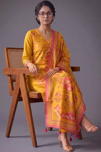 women printed regular kurta with trousers & with dupatta
