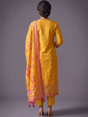 women printed regular kurta with trousers & with dupatta 5