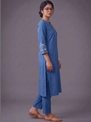 women ethnic motifs embroidered regular thread work kurta with trousers 2