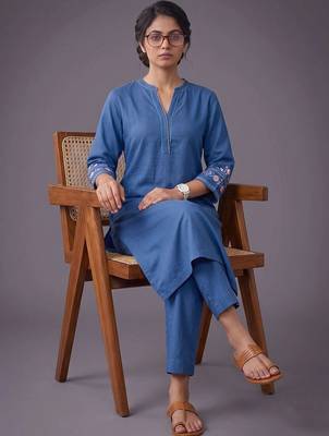 women ethnic motifs embroidered regular thread work kurta with trousers 4