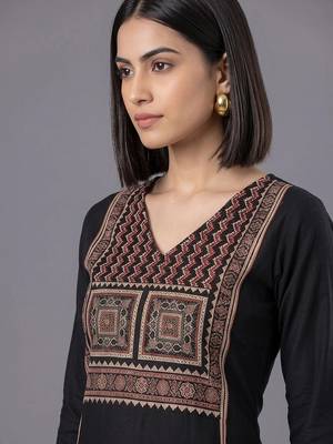 women ethnic motifs embroidered regular thread work kurta with trousers & with dupatta 2