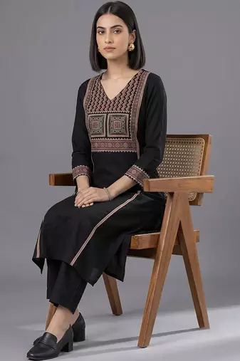 women ethnic motifs embroidered regular thread work kurta with trousers & with dupatta