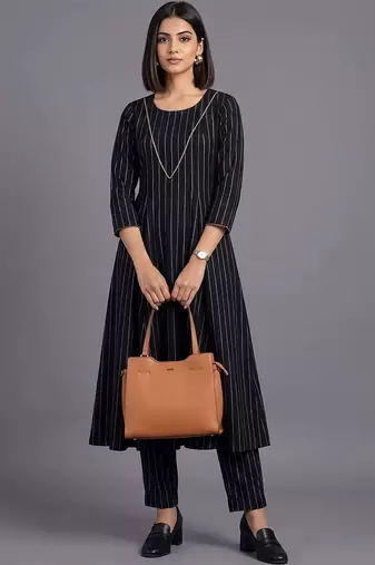 women printed regular silk crepe kurta with trousers