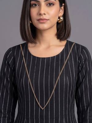 women printed regular silk crepe kurta with trousers 2