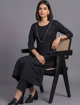 women printed regular silk crepe kurta with trousers 3