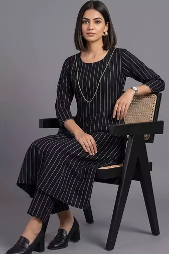 women printed regular silk crepe kurta with trousers