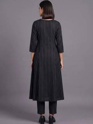 women printed regular silk crepe kurta with trousers 4