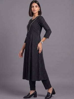 women printed regular silk crepe kurta with trousers 5