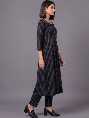 women printed regular silk crepe kurta with trousers 7