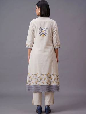 women printed regular kurta with trousers & with dupatta 4