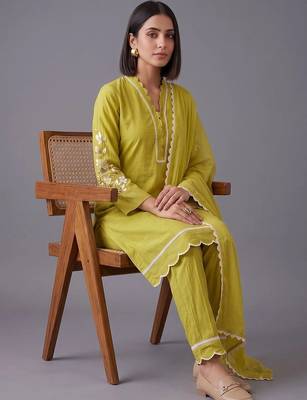 women ethnic motifs embroidered regular thread work kurta with trousers & with dupatta 2