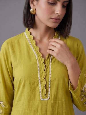 women ethnic motifs embroidered regular thread work kurta with trousers & with dupatta 3