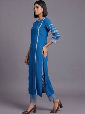 women ethnic motifs regular thread work kurta with trousers 4
