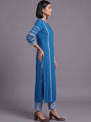 women ethnic motifs regular thread work kurta with trousers 5