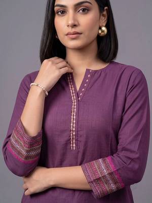 women ethnic motifs embroidered regular thread work kurta with trousers 2