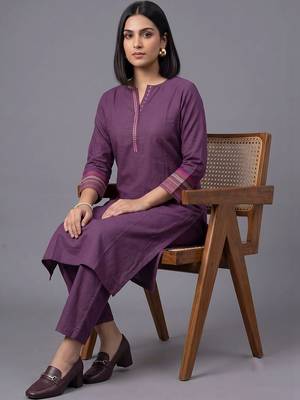 women ethnic motifs embroidered regular thread work kurta with trousers 3