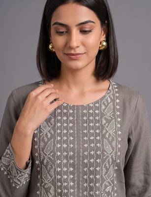 women ethnic motifs embroidered regular thread work kurta with trousers 2
