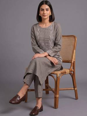 women ethnic motifs embroidered regular thread work kurta with trousers 3