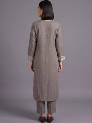 women ethnic motifs embroidered regular thread work kurta with trousers 4