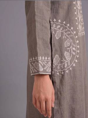women ethnic motifs embroidered regular thread work kurta with trousers 5