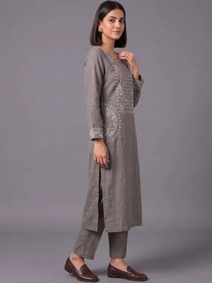 women ethnic motifs embroidered regular thread work kurta with trousers 7