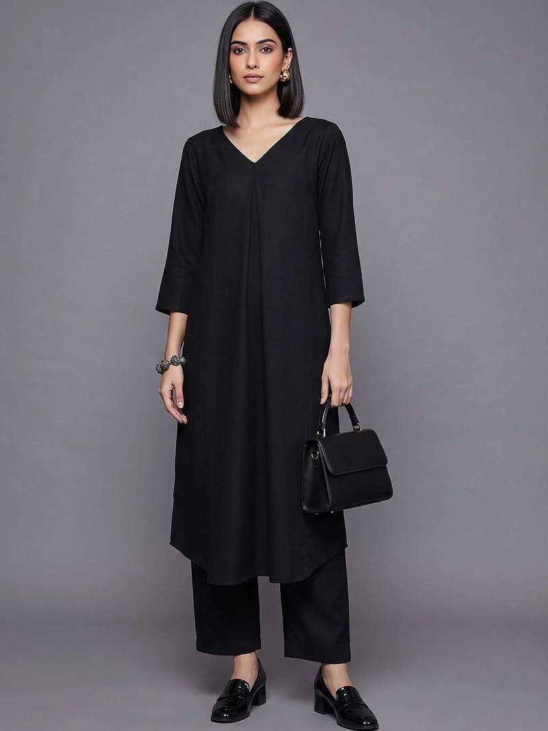 women regular kurta with trousers
