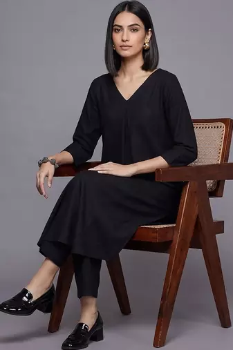 women regular kurta with trousers