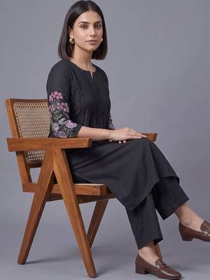 women floral embroidered regular thread work kurta with palazzos 3