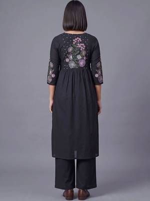 women floral embroidered regular thread work kurta with palazzos 4