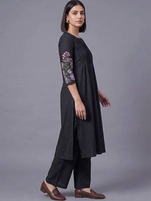 women floral embroidered regular thread work kurta with palazzos 5