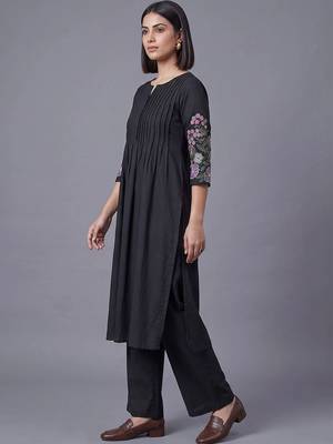 women floral embroidered regular thread work kurta with palazzos 7