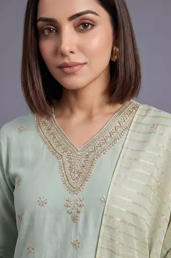 women ethnic motifs embroidered regular thread work kurta with trousers & with dupatta