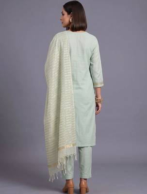women ethnic motifs embroidered regular thread work kurta with trousers & with dupatta 4
