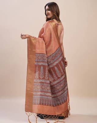 peach bandhani printed zari saree 4