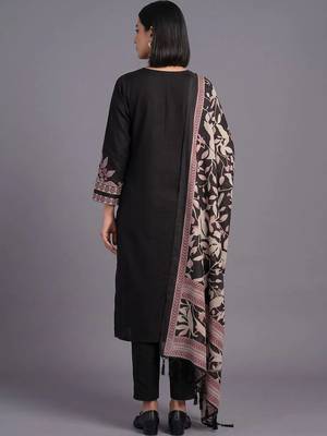 women ethnic motifs embroidered regular thread work kurta with trousers & with dupatta 4