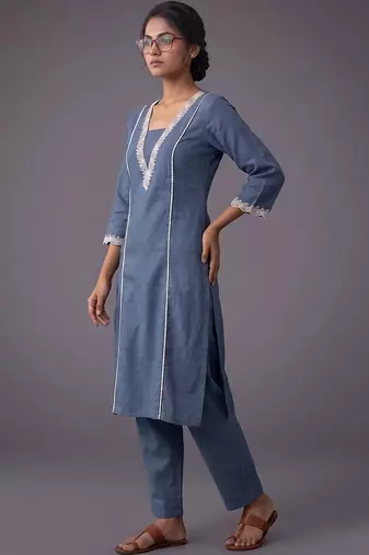 women regular thread work kurta with trousers