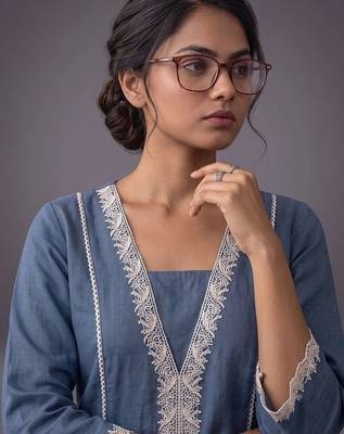 women regular thread work kurta with trousers 7