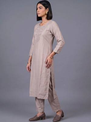 women ethnic motifs embroidered regular thread work kurta with trousers 1