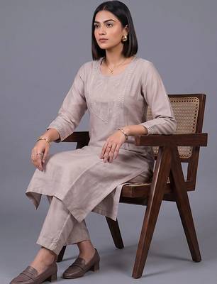 women ethnic motifs embroidered regular thread work kurta with trousers 3
