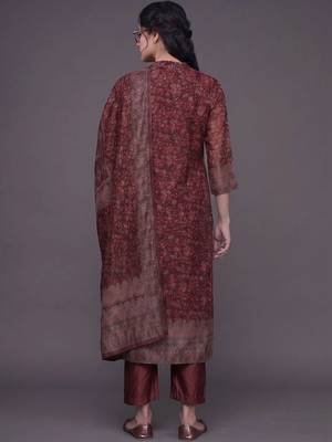 women ethnic motifs printed regular chanderi silk kurta with trousers & with dupatta 5