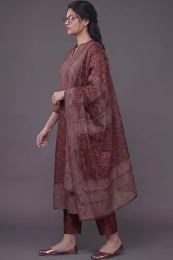 women ethnic motifs printed regular chanderi silk kurta with trousers & with dupatta
