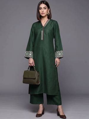 women ethnic motifs embroidered regular thread work kurta with trousers 1
