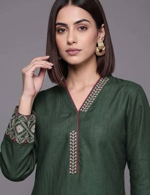 women ethnic motifs embroidered regular thread work kurta with trousers 2