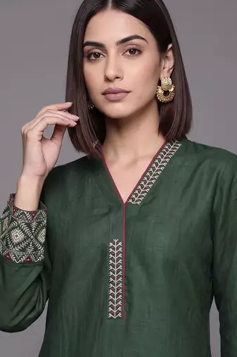 women ethnic motifs embroidered regular thread work kurta with trousers