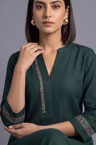 women ethnic motifs embroidered regular thread work kurta with trousers