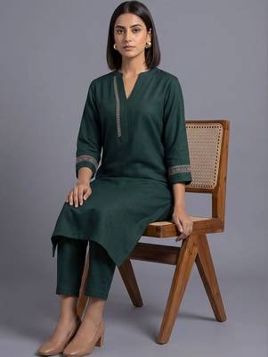 women ethnic motifs embroidered regular thread work kurta with trousers 3