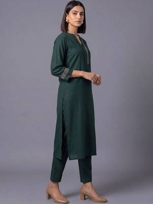 women ethnic motifs embroidered regular thread work kurta with trousers 7