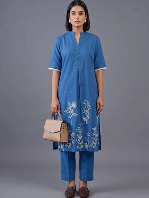 women floral embroidered regular thread work kurta with trousers 1